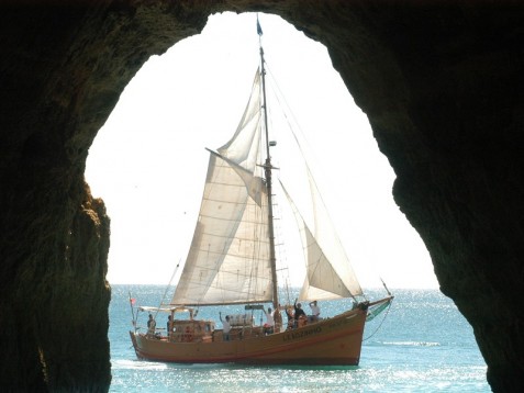 Almoço a Bordo em Barco Pirata na Costa do Algarve p/ Criança até 10 anos