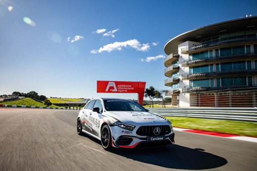 Conduzir um Mercedes AMG CLA45 4 voltas + 1 volta em co-piloto
