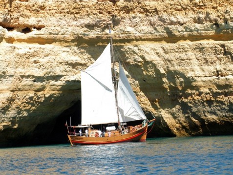 Almoço a Bordo em Barco Pirata na Costa do Algarve p/4