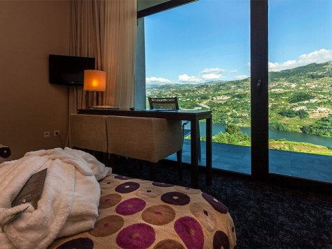 Estadia de 1 noite - 4 Quartos Duplos + 1 Quarto Twin no hotel Douro Palace c/ Pequeno-Almoço p/ 10 pessoas