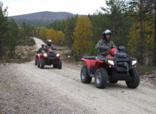 Yöttömän yön mönkijäretki Lapissa