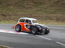 Giro in pista su una Legends Cars & soggiorno 2 notti