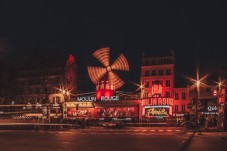 Moulin Rouge Paris Eiffel-tornin illallisristeilyllä